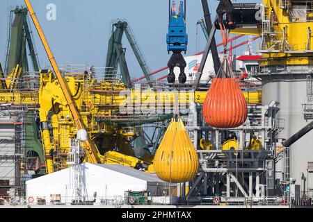 Gdansk, Pologne. 21 mars 2023. Chantier naval de Remontowa à Gdansk. Le navire de grue d'installation offshore les Alizes, propriété du Groupe belge Jan de Nul, est capa Banque D'Images