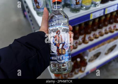 Tyumen, Russia-17 mars 2023: Bouteille originale pour la boisson au rhum blanc Captain Morgan. Banque D'Images