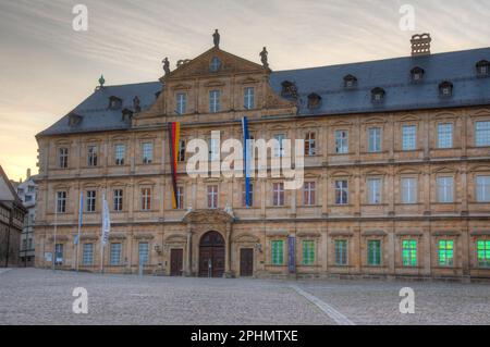 Vue sur le coucher du soleil du palais Neue Residenz à Bamberg, en Allemagne. Banque D'Images