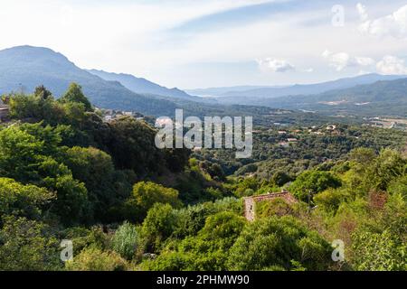 Paysage de montagne par une journée ensoleillée. Sartene, Corse, France Banque D'Images