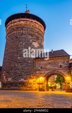 Vue de nuit sur le Spittlertorturm à Nuremberg, Allemagne. Banque D'Images