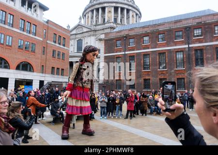 Paternoster Square, Londres, Royaume-Uni. 29th mars 2023. La marionnette réfugiée, Little Amal marche dans la City de Londres. Crédit : Matthew Chattle/Alay Live News Banque D'Images