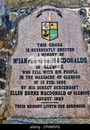 Glencoe Village Upper Carnoch Street plaque sur le monument du massacre commémorant le massacre de Glencoe Banque D'Images