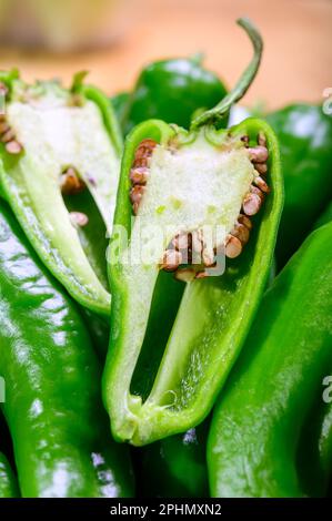 Pementos doux au poivre de padron vert frais, prêts à griller ou à frire avec de l'huile d'olive, en-cas traditionnel en Galice, Espagne. Banque D'Images