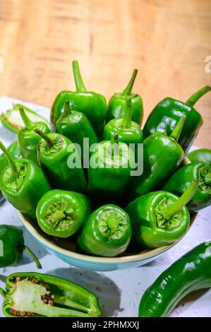 Pementos doux au poivre de padron vert frais, prêts à griller ou à frire avec de l'huile d'olive, en-cas traditionnel en Galice, Espagne. Banque D'Images