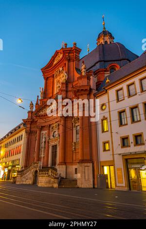 Vue sur le coucher du soleil de l'église Neumünster dans la ville allemande de Würzburg. Banque D'Images