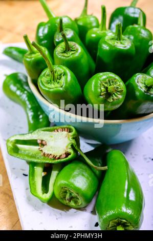 Pementos doux au poivre de padron vert frais, prêts à griller ou à frire avec de l'huile d'olive, en-cas traditionnel en Galice, Espagne. Banque D'Images