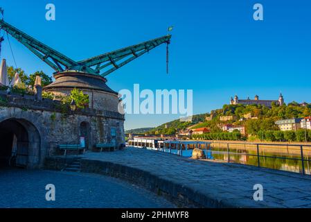 Ancienne grue dans la ville allemande de Würzburg. Banque D'Images