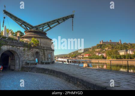 Ancienne grue dans la ville allemande de Würzburg. Banque D'Images