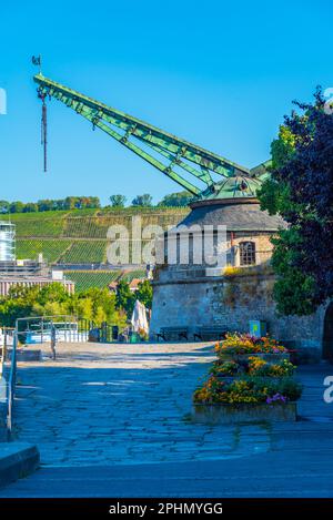 Ancienne grue dans la ville allemande de Würzburg. Banque D'Images