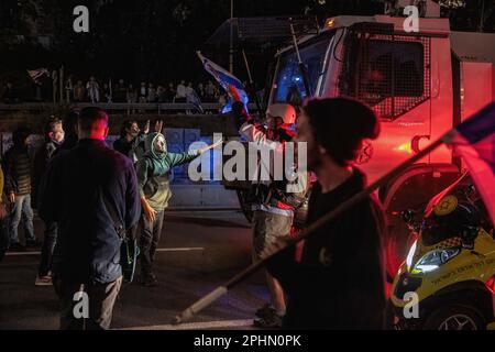 25 mars 2023, tel Aviv, Israël : des manifestants anti-réformes bloquent un canon à eau de la police lors d'une manifestation anti-réforme à tel Aviv. Plus de 230 000 personnes protestent à tel Aviv contre le gouvernement d'extrême-droite de Netanyahou et sa réforme juridique controversée. (Credit image: © Matan Golan/SOPA Images via ZUMA Press Wire) USAGE ÉDITORIAL SEULEMENT! Non destiné À un usage commercial ! Banque D'Images