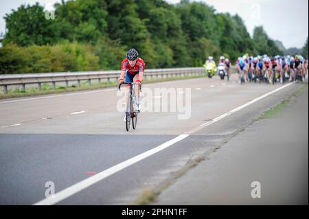 Fred Wright dans une sécessionniste du peloton dans la tournée junior du pays de Galles. 2016 équitation pour VC Londres. Finalement prendre le jaune dans la course de scène. Banque D'Images