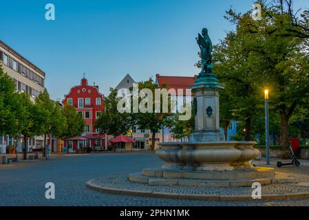 Ludwigsbrunnen à Paradeplatz dans la ville allemande d'Ingolstadt au lever du soleil. Banque D'Images