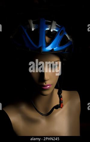 casque de sport de vélo bleu sur un mannequin avec un visage de femme pour la protection factice Banque D'Images