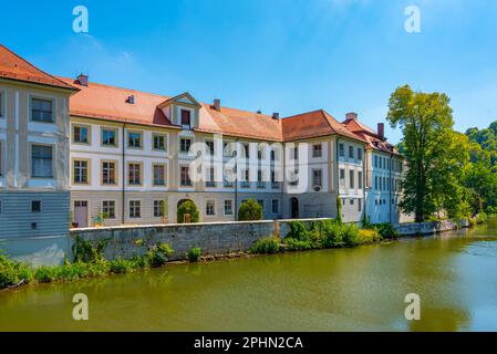 Façades colorées de maisons le long de la rivière Altmühl à Eichstätt, en Allemagne. Banque D'Images