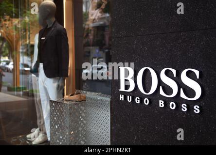 Ho Chi Minh ville, Vietnam - 28 mars 2023: Affiche commerciale de magasin de mode avec logo Hugo Boss noir et blanc. Logo de marque de luxe célèbre sur Banque D'Images