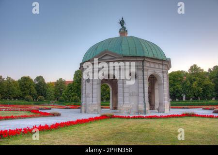 Vue au lever du soleil sur le temple Diana dans la ville allemande de München. Banque D'Images