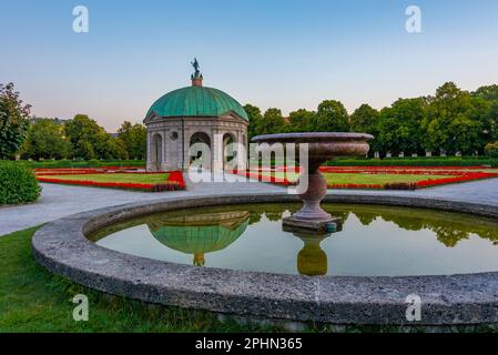 Vue au lever du soleil sur le temple Diana dans la ville allemande de München. Banque D'Images