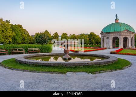 Vue au lever du soleil sur le temple Diana dans la ville allemande de München. Banque D'Images