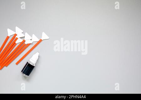 Kit de nettoyage du capteur, disposition du kit de nettoyage pour les appareils photo numériques, nettoyage du capteur avec une petite brosse et bombe à air. Copier l'espace pour le texte au milieu Banque D'Images