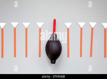 Kit de nettoyage du capteur, disposition du kit de nettoyage pour les appareils photo numériques, nettoyage du capteur avec une petite brosse et bombe à air. Copier l'espace pour le texte au milieu Banque D'Images
