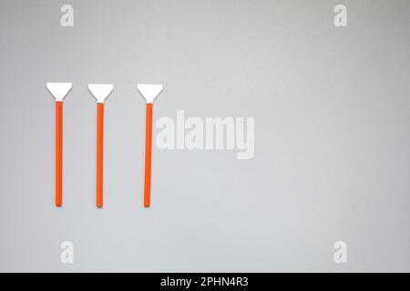 Kit de nettoyage du capteur, disposition du kit de nettoyage pour les appareils photo numériques, nettoyage du capteur avec une petite brosse et bombe à air. Copier l'espace pour le texte au milieu Banque D'Images