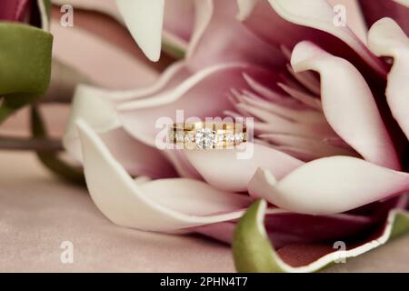 Bague de mariage dorée de luxe, mise au point sélective Banque D'Images