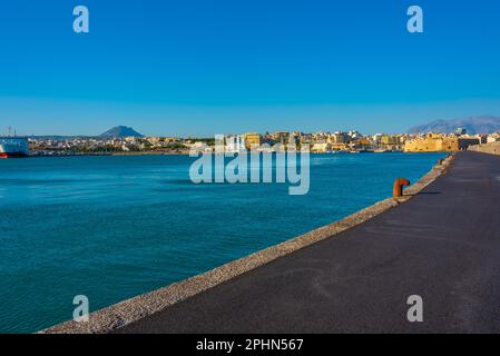 Paysage urbain du port grec d'Héraklion sur l'île de Crète. Banque D'Images