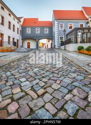 Torgau, Allemagne. Vue sur la rue pavée et l'arche de la vieille ville Banque D'Images