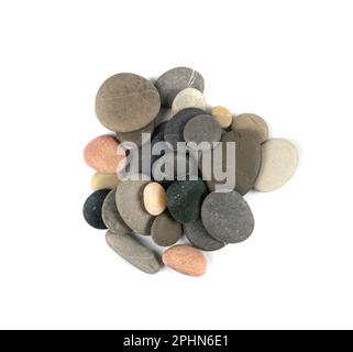 Galets de mer isolés, pierres rondes plates, morceaux de roche de cercle gris, pierres de spa, pile de galets de mer naturels sur fond blanc vue de dessus Banque D'Images