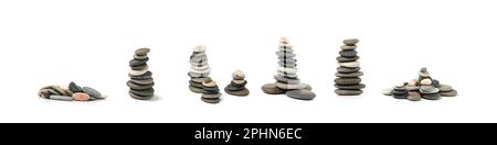 Pyramide en pierre isolée, pieu d'équilibre de galets, pierres Zen d'harmonie, pile d'équilibre sur fond blanc, Pyramide de de galets de mer, concept de relaxation et de paix Banque D'Images