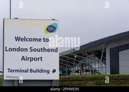 Terminal de l'aéroport de Londres Southend et panneau de bienvenue, Southend sur mer, Essex, Royaume-Uni Banque D'Images