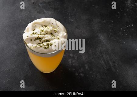 Thé au fromage chinois composé de thé vert avec fromage à la crème fouettée et matcha de garniture sur fond noir. Copier l'espace. Gros plan. Banque D'Images
