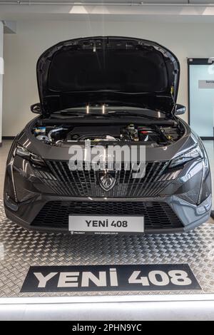 Istanbul Türkiye - 24 Mart 2023 ; Nouvelle voiture hybride enfichable Peugeot 2023 408 présentée. Banque D'Images