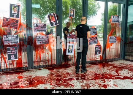 Paris, France, militants du SIDA, manifestation contre Gilead Science Pharmaceuticals, baisse des prix des médicaments, devant les bureaux de Gilead France, manifestations, grandes manifestations pharmaceutiques, pandémie de france, action collective, prix des médicaments, 2013 Banque D'Images