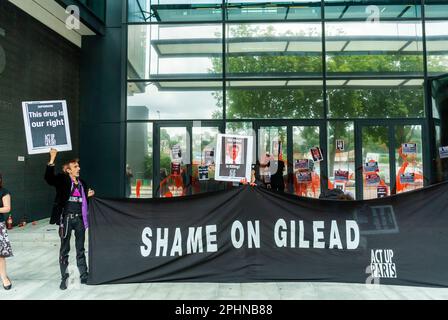 Paris, France, militants du SIDA, manifestation contre Gilead Science Pharmaceuticals, baisse des prix des médicaments, devant les bureaux de Gilead France, manifestations, grandes manifestations pharmaceutiques, pandémie de france, action collective, prix des médicaments, 2013 Banque D'Images