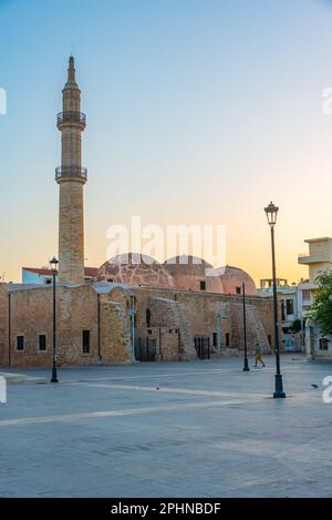 Vue au lever du soleil sur la mosquée Neratze dans la ville grecque de Rethimno. Banque D'Images