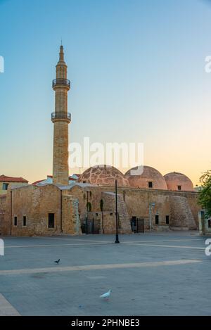 Vue au lever du soleil sur la mosquée Neratze dans la ville grecque de Rethimno. Banque D'Images