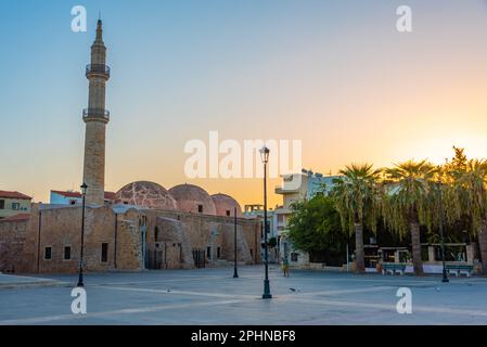 Vue au lever du soleil sur la mosquée Neratze dans la ville grecque de Rethimno. Banque D'Images