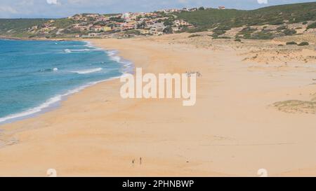 vue aérienne de la tour de flumentorgiu à quelques pas de la plage de torre dei corsari dans le sud de la sardaigne Banque D'Images