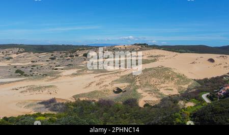 vue aérienne de la tour de flumentorgiu à quelques pas de la plage de torre dei corsari dans le sud de la sardaigne Banque D'Images