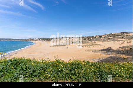 vue aérienne de la tour de flumentorgiu à quelques pas de la plage de torre dei corsari dans le sud de la sardaigne Banque D'Images