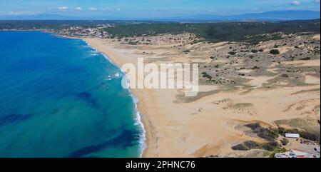 vue aérienne de la tour de flumentorgiu à quelques pas de la plage de torre dei corsari dans le sud de la sardaigne Banque D'Images