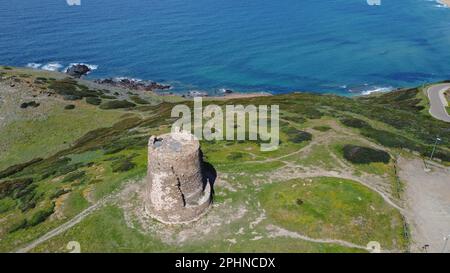 vue aérienne de la tour de flumentorgiu à quelques pas de la plage de torre dei corsari dans le sud de la sardaigne Banque D'Images