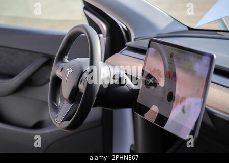 Siège conducteur de la voiture intérieure Tesla modèle Y. Banque D'Images