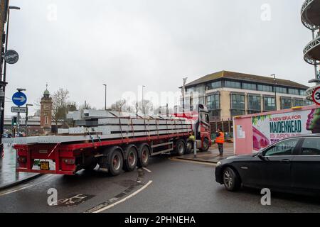 Maidenhead, Berkshire, Royaume-Uni. 29th mars 2023. Certaines parties du centre-ville de Maidenhead sont aujourd'hui en grande partie méconnaissables, car de nombreux bâtiments ont été démolis et de nouveaux appartements en hauteur sont construits à leur place. Aujourd'hui, le trafic de construction bloquait les routes dans le centre-ville. Crédit : Maureen McLean/Alay Live News Banque D'Images