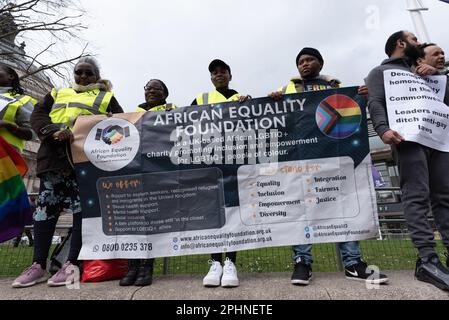 Londres, Royaume-Uni. 13 mars 2023. La Fondation africaine pour l'égalité met en scène une démonstration des droits LGTB+ devant l'abbaye de Westminster pendant le Commonwealth Day Service. Banque D'Images