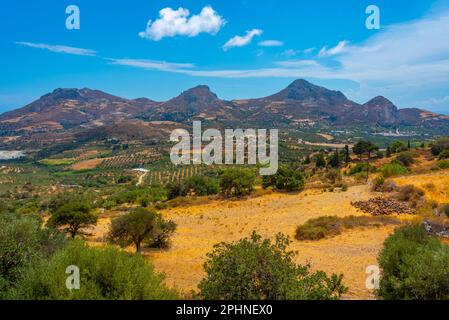 Vue panoramique sur le paysage agricole près des villages d'Asomatos et de Lefkogeia sur l'île grecque de Crète. Banque D'Images