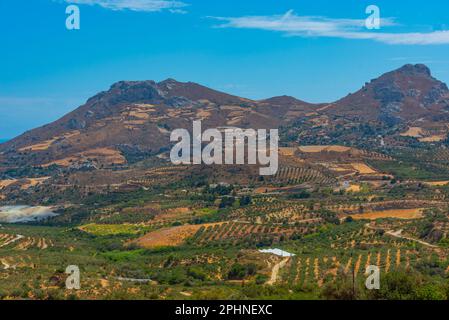 Vue panoramique sur le paysage agricole près des villages d'Asomatos et de Lefkogeia sur l'île grecque de Crète. Banque D'Images