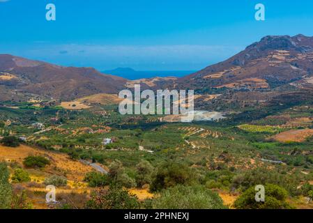 Vue panoramique sur le paysage agricole près des villages d'Asomatos et de Lefkogeia sur l'île grecque de Crète. Banque D'Images